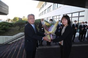 伊達市役所で歓迎を受ける橋元町長