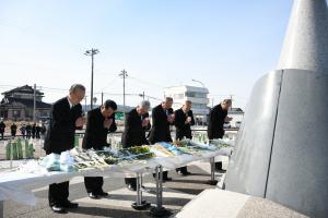 慰霊碑　大地の塔で黙とうを捧げる