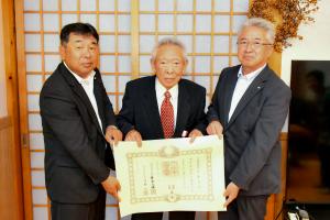 高齢者叙勲を受章した佐藤さんと橋元町長