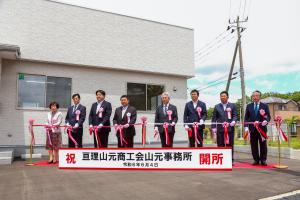 テープカットをする関係者の皆さん