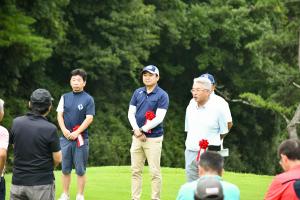 町民ゴルフ大会であいさつをする橋元町長
