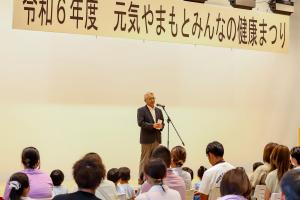 あいさつをする橋元町長
