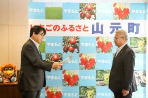 寄付金のを受け取る橋元町長