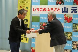 山元ブランド認証書交付式　町長と事業者