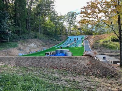 深山山麓少年の森人工芝そり滑り施工状況２