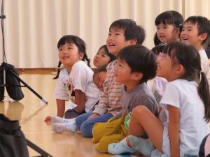 てんたん人形劇場を鑑賞する子どもたち