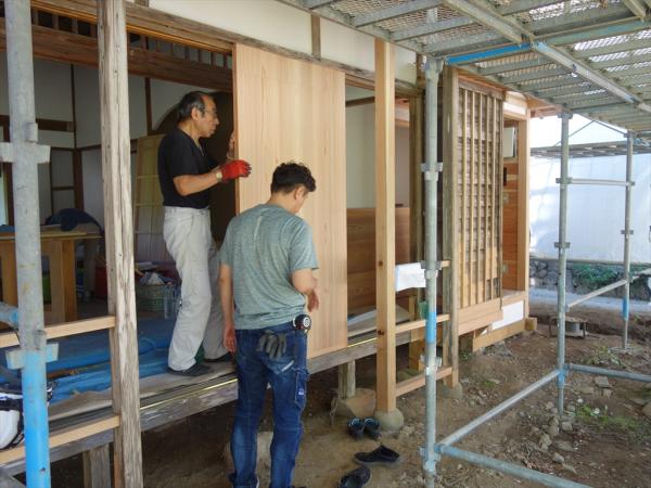 建具の取り付け作業