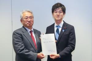 復興副大臣へ要望書を手渡す橋元町長