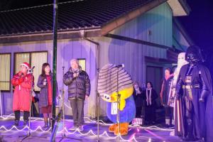 クリスマスイベントであいさつする橋元町長