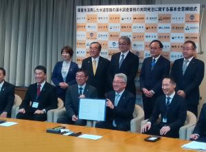 共同発注事業体の代表として基本合意書を手にする橋元町長と副代表の須田市長（福島県伊達市）」