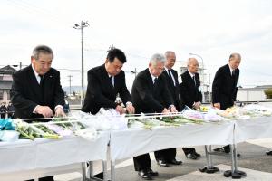 白菊を手向け鎮魂を祈る