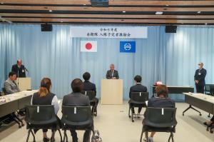 激励の言葉を話す橋元町長