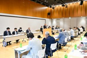 区長会であいさつする橋元町長