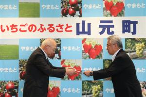 新たな副町区長に委嘱状を交付