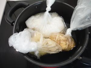 ポリ袋で湯せんして調理します