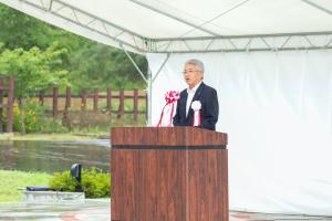 式典であいさつする橋元町長