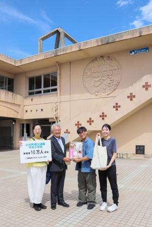 震災遺構中浜小学校来館者10万人達成