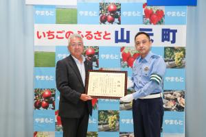 祝詞を手にする橋元町長