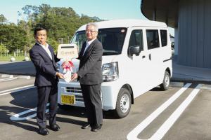ナルケ自動車から軽自動車の寄贈