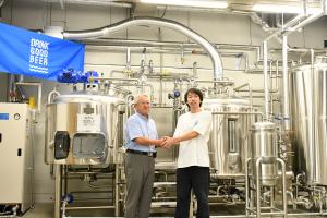 笑顔で握手を交わす町長と半田さん