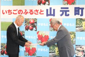菊池教育長に任命書を交付する橋元町長