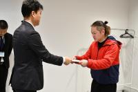 委嘱状の交付を受ける廣澤さん