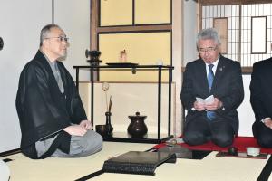 茶室で挨拶をする橋元町長
