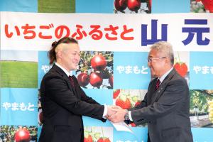 握手を交わす橋元町長