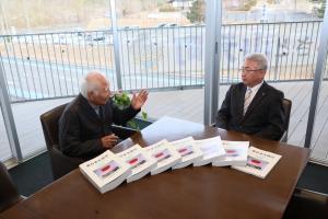 記念誌を前に懇談