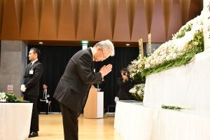 手を合わせる橋元町長