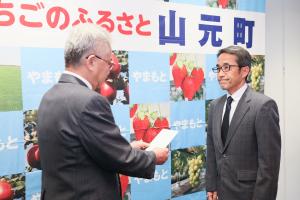 花釜区副区長委嘱状交付