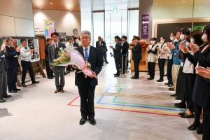 多くの職員に迎えられる橋元町長