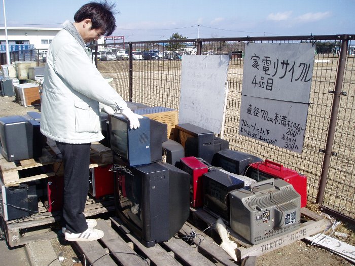 清掃センター職員の指定する場所に置く様子