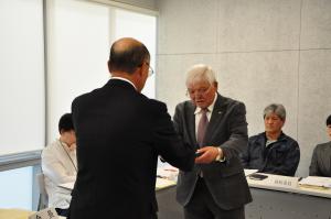 斉藤町長から諮問書が手交されました