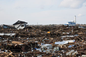 津波により流された瓦礫の写真